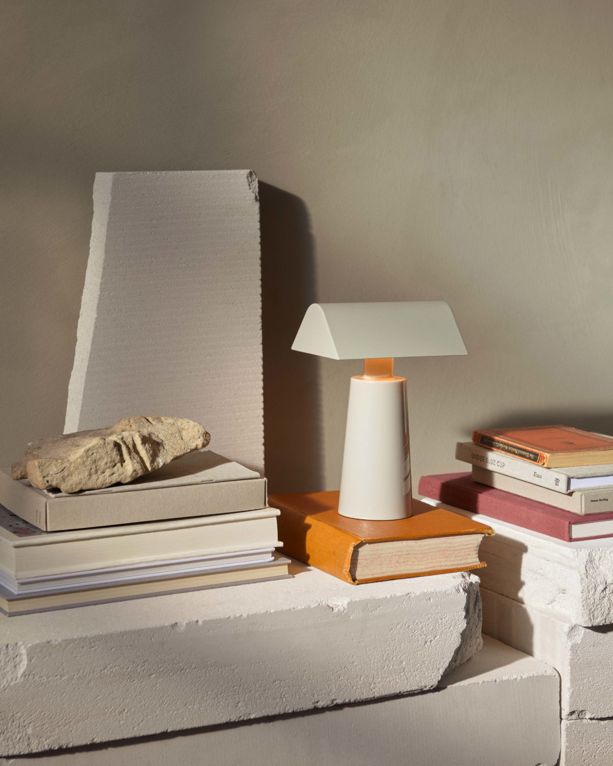 Modern Lacquered Steel Table Lamp with Three-Color LED & USB Port - Versatile Desk & Bedside Lamp