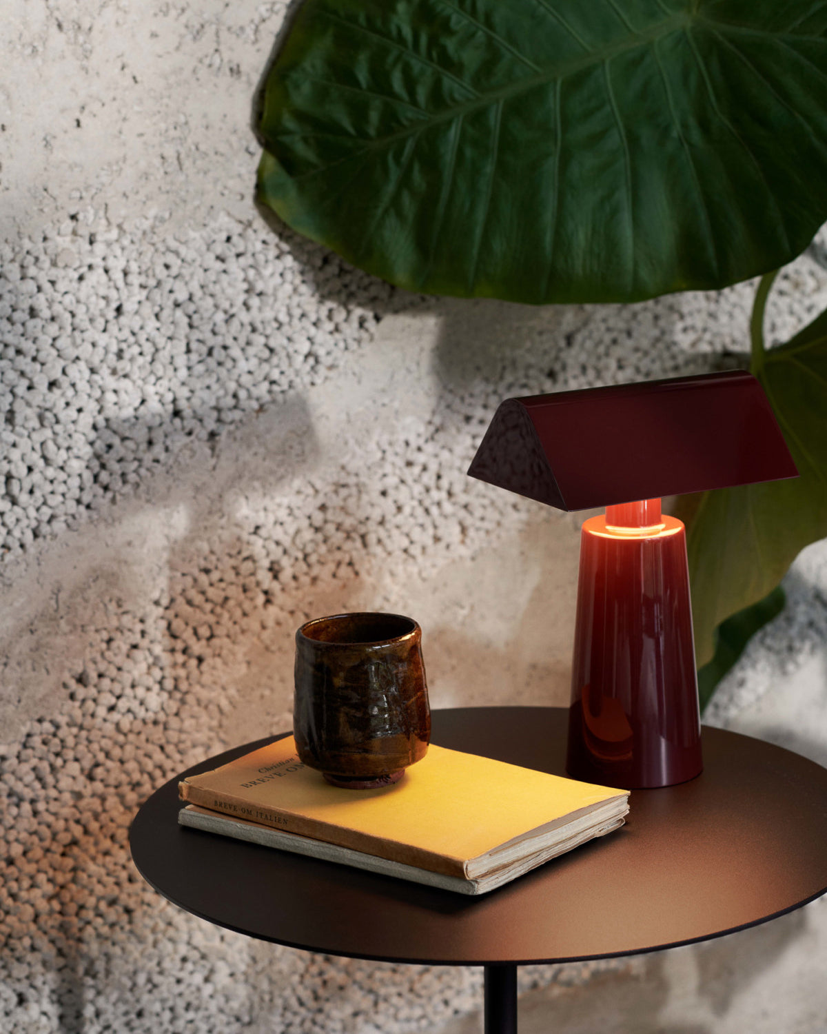 Modern Lacquered Steel Table Lamp with Three-Color LED & USB Port - Versatile Desk & Bedside Lamp
