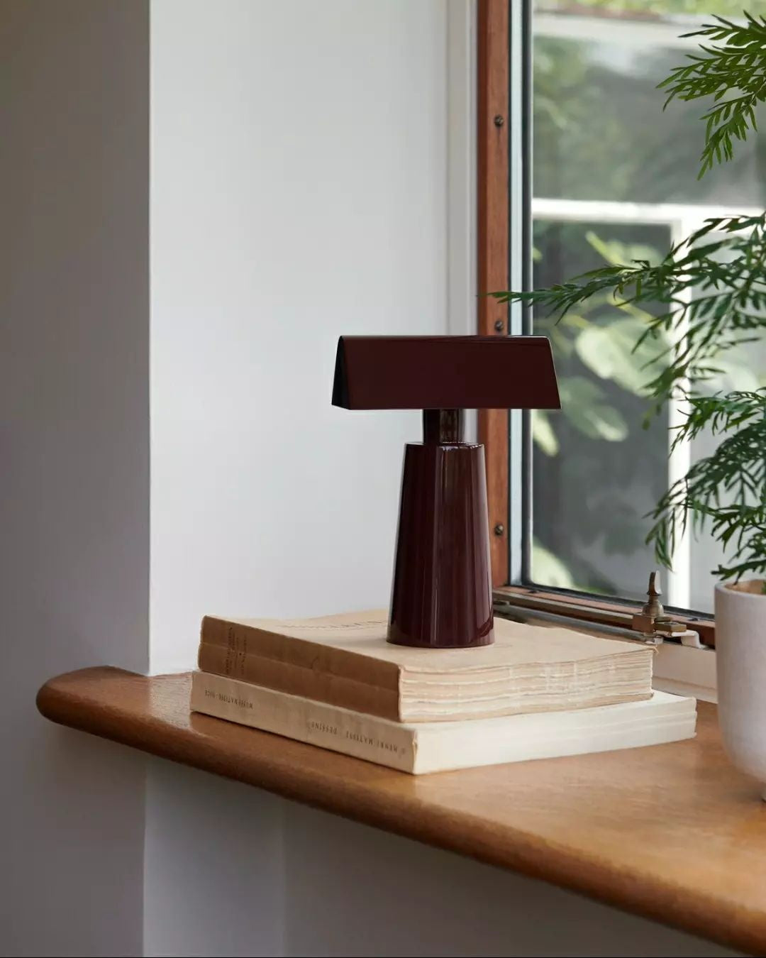 Modern Lacquered Steel Table Lamp with Three-Color LED & USB Port - Versatile Desk & Bedside Lamp