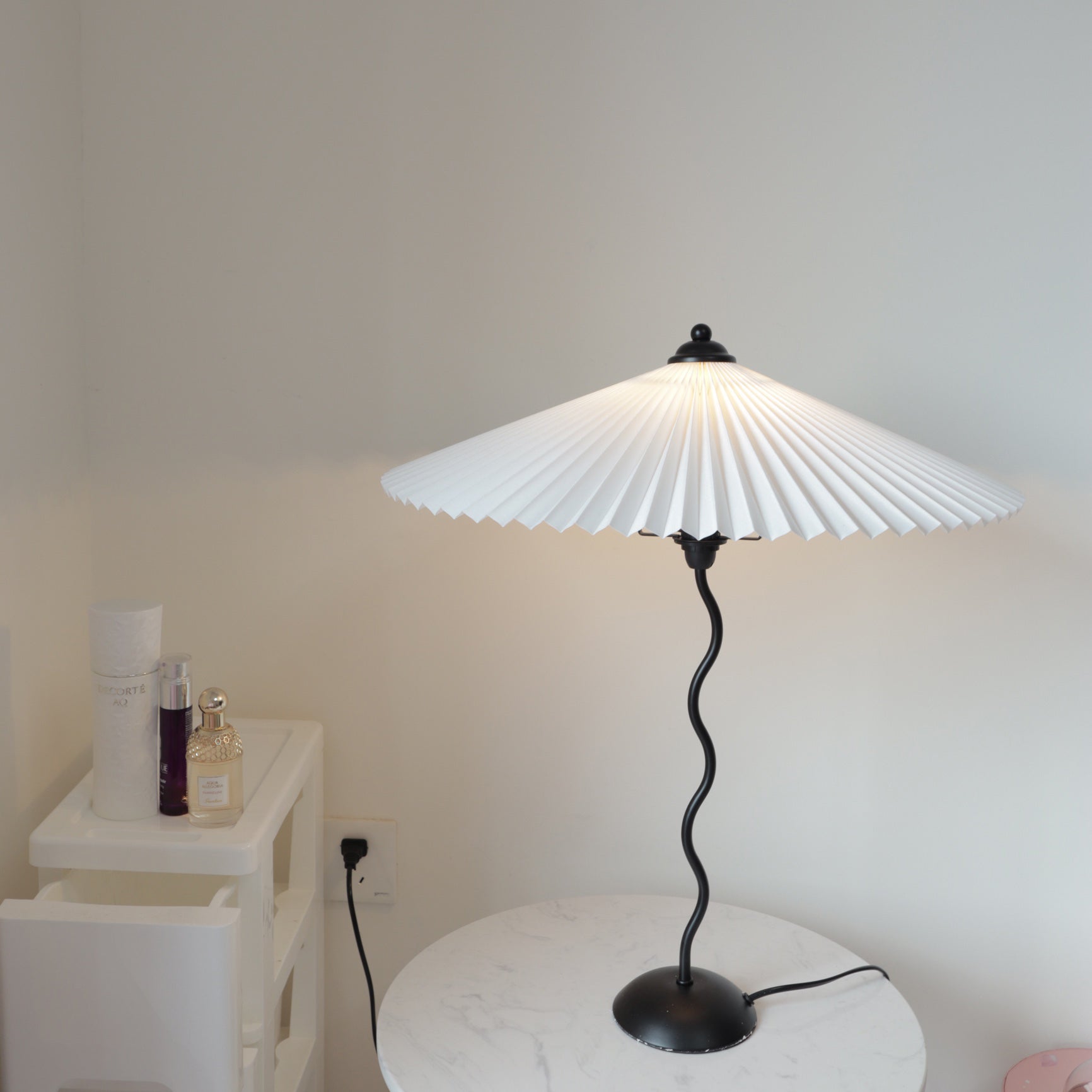 Nordic Style Squiggle Table Lamp - Elegant Curvy Design for Bedroom & Living Room