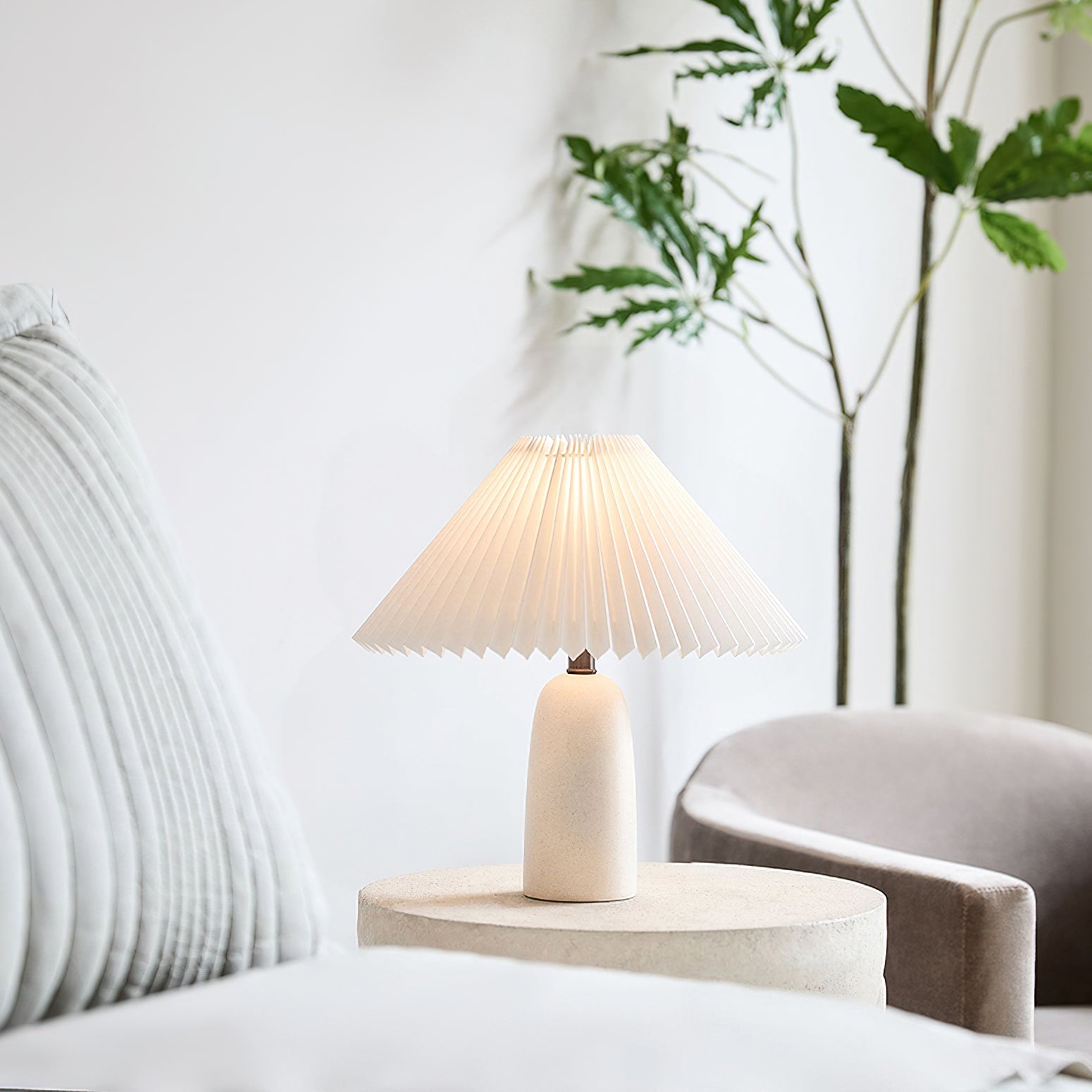 Elegant Ceramic Table Lamp - Stylish Pleated Shade for Bedside & Desk